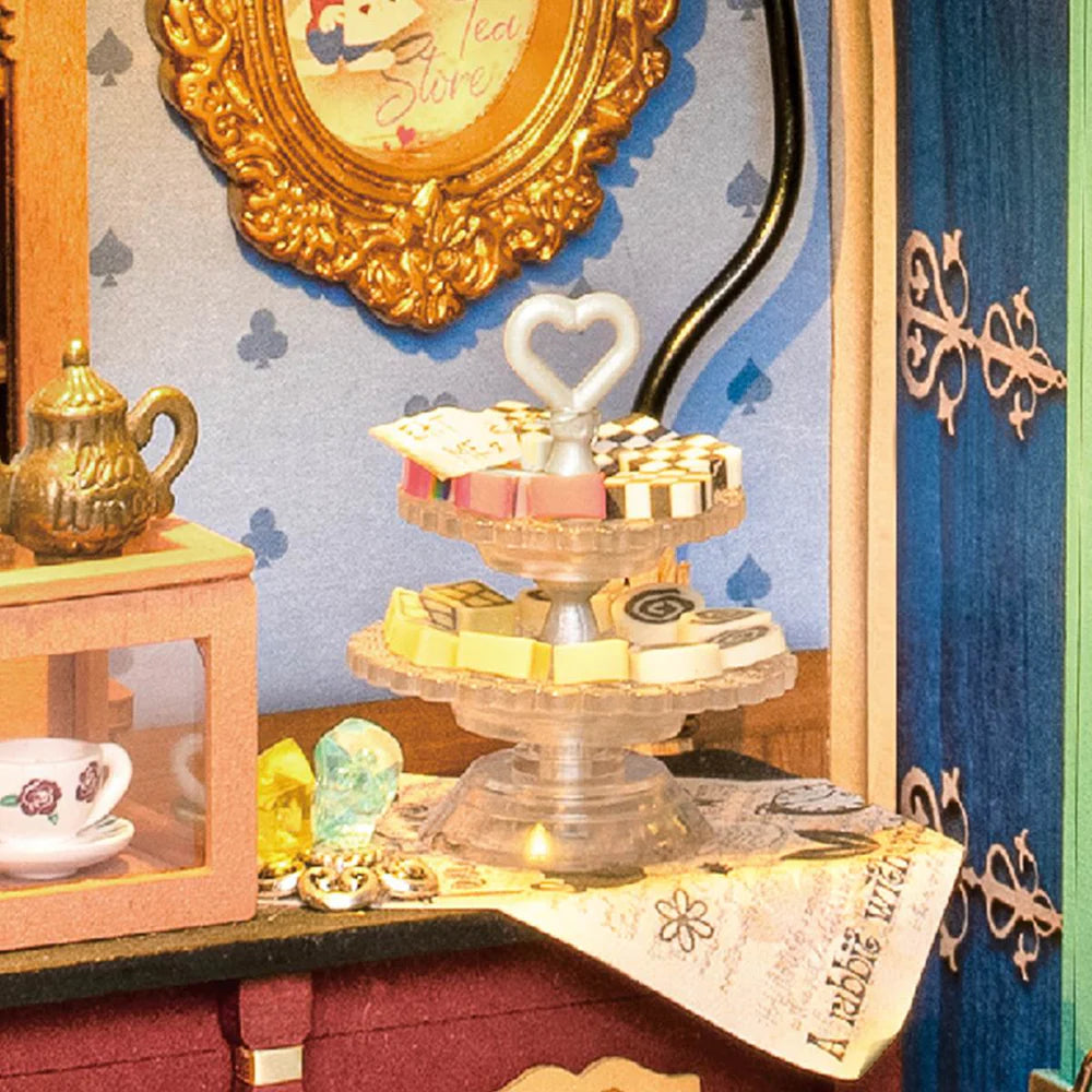 Alice's Tea Store – Kit Casetta in Miniatura Fai da Te con LED, 136 pezzi, ispirata ad Alice nel Paese delle Meraviglie