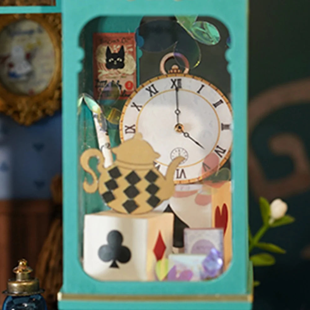 Alice's Tea Store – Kit Casetta in Miniatura Fai da Te con LED, 136 pezzi, ispirata ad Alice nel Paese delle Meraviglie